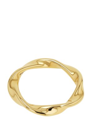 Goldfarbenes Armband mit einem glatten, verdrehten und unregelmäßigen ovalen Design, das Licht auf weißem Hintergrund reflektiert.