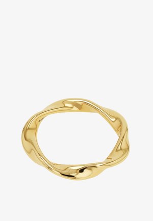 Goudkleurige armband met een glad, gedraaid en onregelmatig ovaal ontwerp, die licht reflecteert op een witte achtergrond.