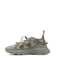 Chaussure de sport gris clair avec empeigne en maille, accents contrastants, semelle épaisse et lacets élastiques. Dispose d'une boucle au talon pour un enfilage facile.