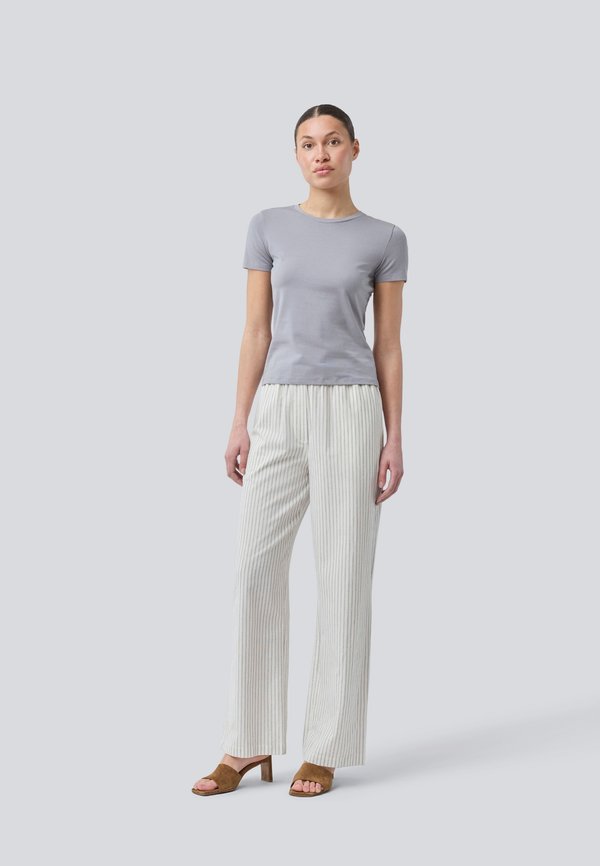 DAE - Basic T-shirt - skyrocket4