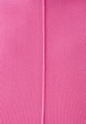 Tessuto a maglia a coste di un vivace colore rosa con linee verticali. Presenta una cucitura centrale che percorre tutta la lunghezza del materiale. Texture morbida.