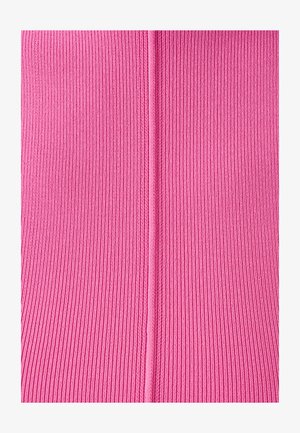 Tessuto a maglia a coste di un vivace colore rosa con linee verticali. Presenta una cucitura centrale che percorre tutta la lunghezza del materiale. Texture morbida.