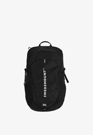 Zwarte 30L SWEDEMOUNT-rugzak met handvat, meerdere vakken, zijriemen en verticale witte logo op het voorpaneel.