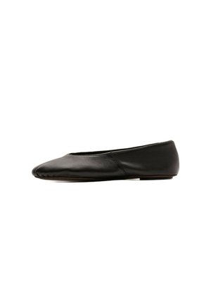 Chaussure plate en cuir noir avec bout arrondi et petit talon, vue de côté sur fond blanc.