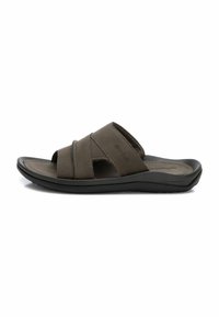 Sandalias de cuero marrón con tiras anchas, lados abiertos y una plantilla texturizada sobre una suela de goma negra.