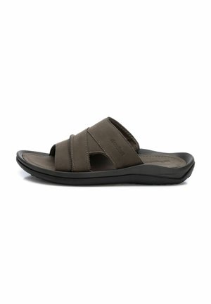 Sandalias de cuero marrón con tiras anchas, lados abiertos y una plantilla texturizada sobre una suela de goma negra.