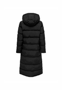 Svart puffjacka med huva, med en lång, rak design och vadderade sektioner. Materialet verkar slätt och lätt.