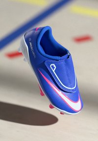 Nike Mercurial fodboldstøvle, overvejende blå med pink accenter, med en struktureret syntetisk overdel og en formet sål med pink studser.