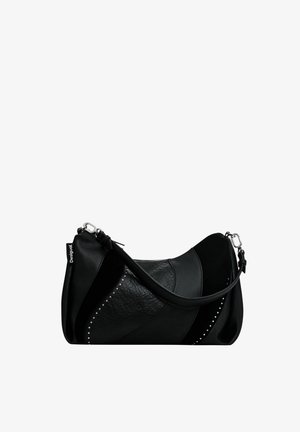 Schwarze Lederhandtasche mit geschwungenem Design, ausgestattet mit strukturierten Paneelen und silbernen Nieten. Verstellbarer Gurt und Metallbeschläge im Lieferumfang enthalten.