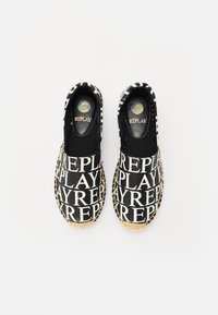 Espadrillas nere senza lacci con grande testo bianco "REPLAY". Parte superiore in tela, suola in juta naturale, punta rotonda e accenti elastici laterali.