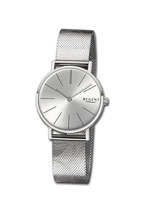 Montre en acier inoxydable argenté avec un cadran circulaire, des marqueurs d'heure minimalistes, un bracelet en maille et la marque "REGENT" sur le cadran.