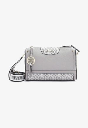 Gray River Island Umhängetasche mit sechseckigem Musterakzent, goldfarbenem Logo-Anhänger und verstellbarem schwarz-weißem Markenriemen.