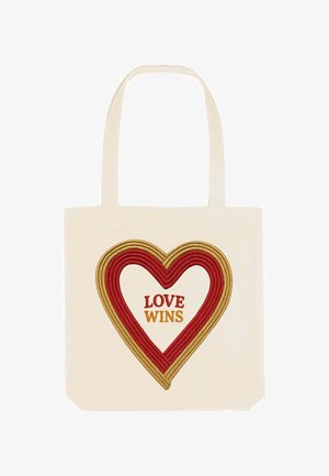 Borsa in tela di colore crema con un design a cuore ricamato in rosso e oro. Il testo "LOVE WINS" è centrato all'interno del cuore.