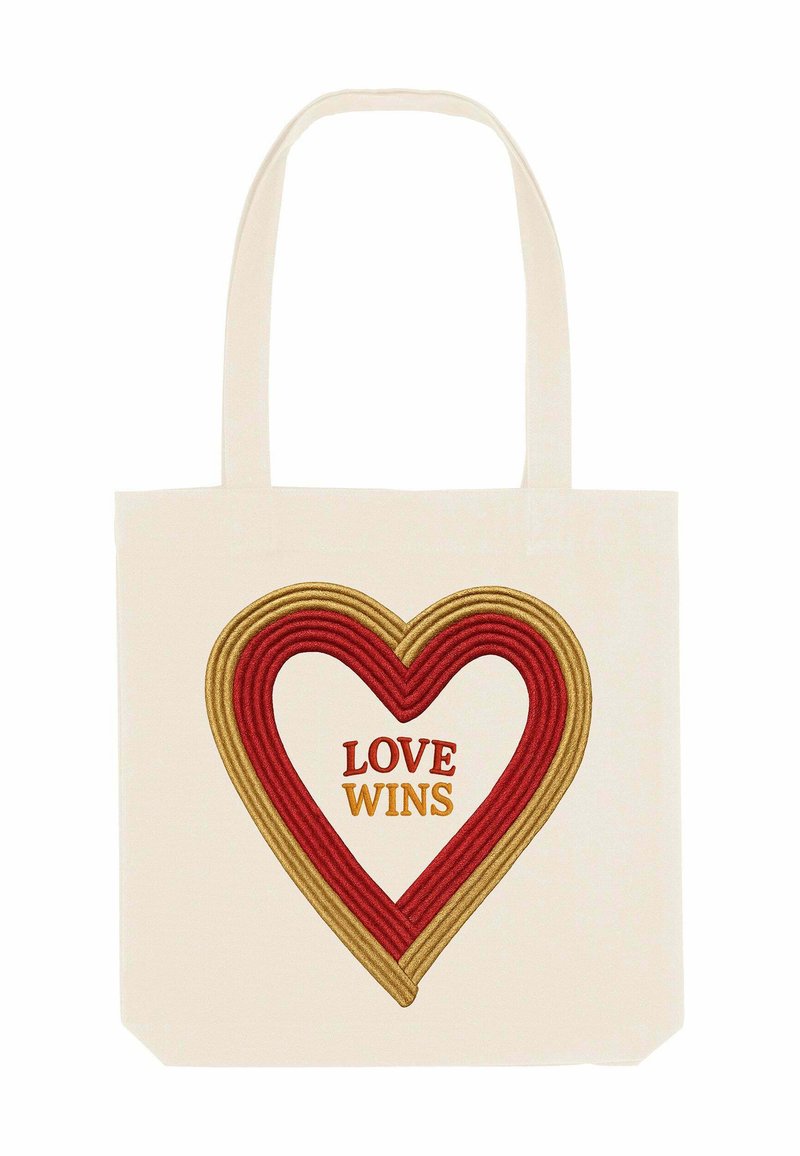 Canvas draagtas in crème kleur met een rood en goud geborduurd hartontwerp. De tekst "LOVE WINS" is centraal binnen het hart geplaatst.