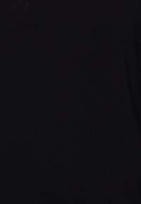 Maglione nero lavorato a maglia con una consistenza morbida, dotato di scollatura a girocollo e senza motivi o decorazioni visibili.