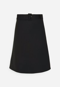 Falda negra en línea A, confeccionada con una tela texturizada, que presenta un cinturón ancho con una hebilla rectangular en la cintura y un dobladillo que cae justo por encima de la rodilla.
