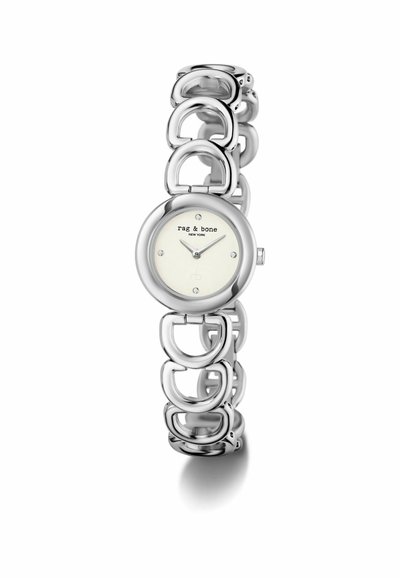 Silberne Armbanduhr mit Gliederarmband, rundem weißem Zifferblatt, minimalistischen Markierungen und dem Logo "rag & bone New York" auf dem Zifferblatt.