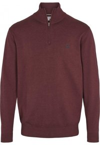 Burgundský pulover vyrobený z pleteného materiálu, s polovičním zipem na límci, žebrovanými manžetami a malým vyšitým logem na hrudi.