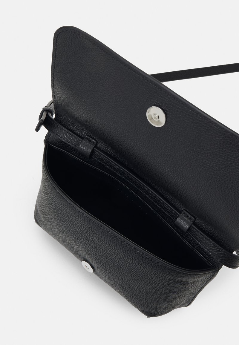 Sac en cuir noir en bandoulière avec texture grainée, fermeture à rabat, quincaillerie en argent, et un compartiment principal. L'intérieur est non doublé et spacieux.