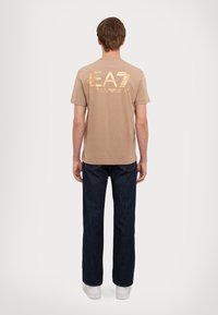 EA7 Emporio Armani Apdrukāts T-krekls - portabella