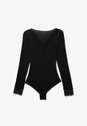 Svart långärmad body med spetsdetaljer vid V-halsen och ärmsluten. Har knäppning i botten, tillverkad av mjukt, elastiskt material.