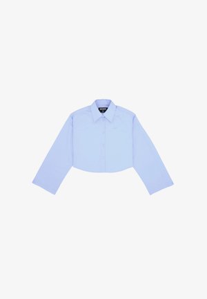 Cropped long-sleeve shirt in light blue fabric, featuring a classic collar, button-up front, and a small logo on the left chest.