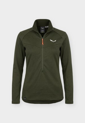 Długi sweter w kolorze oliwkowej zieleni z suwakiem na ćwierć długości, wysokim kołnierzem i białym logo skrzydła na lewej piersi.