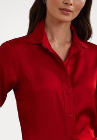 Lauren Ralph Lauren CLASSIC FIT SATIN CHARMEUSE SHIRT - Blusa com botões - festive red