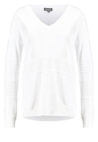 Weißer, gestrickter Pullover mit V-Ausschnitt, der strukturierte Streifen und durchbrochene Muster entlang der Brust und Ärmel aufweist, mit geripptem Saum.