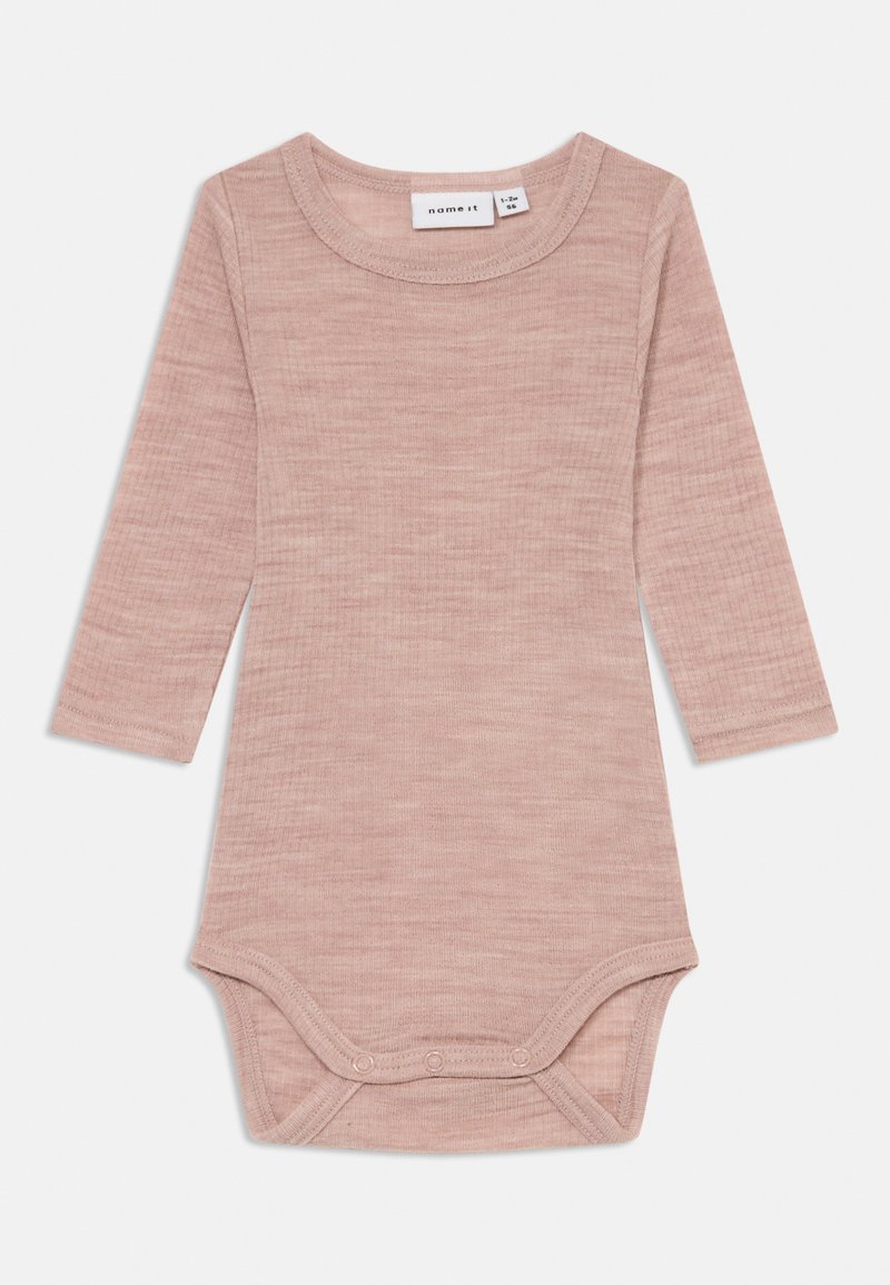 Langermet babybodystocking i myk rosa farge, laget av lett materiale. Har rund hals og trykknapper nederst for enkel påkledning.