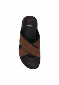 Infradito marroni con cinturini incrociati in tessuto, suola nera e logo "MANFIELD". Le cinghie testurizzate contrastano con le superfici lisce.
