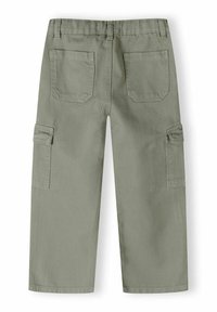 Pantalones de cargo verdes de algodón con un diseño de pierna recta, que cuentan con dos bolsillos traseros y bolsillos laterales de cargo, con un acabado de tela texturizada.