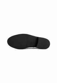 Schwarze Schuhsohle mit einer flachen, glatten Oberfläche und einem strukturierten Grip-Muster. Verfügt über eine abgerundete Zehenpartie und einen leichten Absatz. Einfaches und minimalistisches Design.
