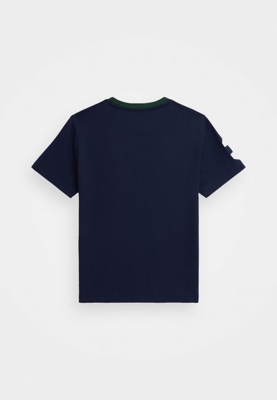 T-shirt en coton bleu marine à manches courtes, avec un col côtelé vert et une coupe droite. Vue de dos, sans graphiques ni motifs visibles.