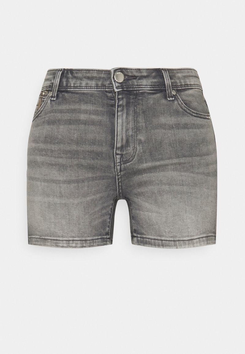 Short en denim noir délavé avec fermeture à boutons sur le devant, passants pour ceinture et poches avant sur un fond blanc uni.