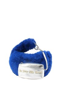 Borsetta blu in pelliccia sintetica con una tasca con zip argentata, con la scritta "In Juicy We Trust" in oro. Tracolla curva con texture morbida.