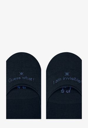 Granatowe skarpetki o gładkiej fakturze mają napis: "Zgadnij co!" oraz "Jestem niewidzialny!" w kontrastującym odcieniu niebieskiego. Brak wzorów i zdobień.