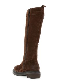 Cizme lungi din suede maro, cu fermoar pe lateral, tab cu care se trage în partea de sus și talpă chunky neagră cu toc mic, voluminos.