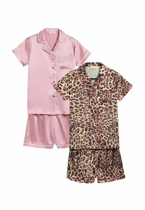 Set de două pijamale: una roz din satin cu margini și butoane albe, și una cu imprimeu leopard cu accente roz, ambele având mâneci scurte și pantaloni scurți.