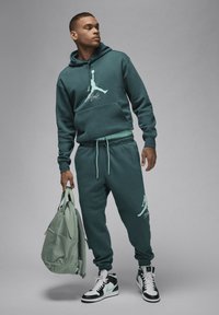 Jordan BASELINE - Felpa con cappuccio - oxidised green light dew