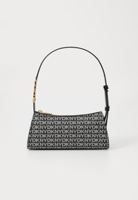 Τσάντα ώμου DKNY με μοτίβο λογότυπου σε άσπρο και μαύρο. Ορθογώνιο σχήμα, λεία υφή και χρυσές λεπτομέρειες. Ρυθμιζόμενη θήκη.