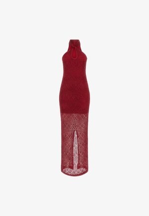 Rød strikket kjole med halterneck og nøglehulldetalje, som har et tætsiddende liv og en semi-gennemsigtig blonder nederdel med et mønster.
