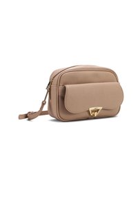 Borsa a tracolla in pelle beige con superficie testurizzata, tasca frontale con flap, hardware dorato e tracolla regolabile.
