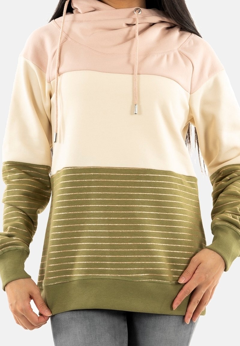 Sweat à capuche crème et vert olive avec des rayures dorées horizontales ; doté d'un cordon de serrage et de poignets côtelés, fabriqué en tissu doux.
