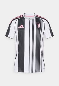Maillot de football Juventus avec des rayures verticales noires et blanches, accents roses sur les manches et le logo, fabriqué en matériau léger et respirant.