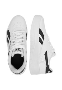 Fehér, szintetikus anyagból készült sneakers, fekete részletekkel. Jellemzői közé tartozik a perforált lábujj, lapos fűzők és a vastag talp kialakítás.