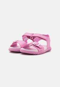 Sandalias rosas con tiras de Velcro ajustables, diseño abierto, plantilla texturizada y suelas de goma duraderas. Ligeras y aptas para climas cálidos.