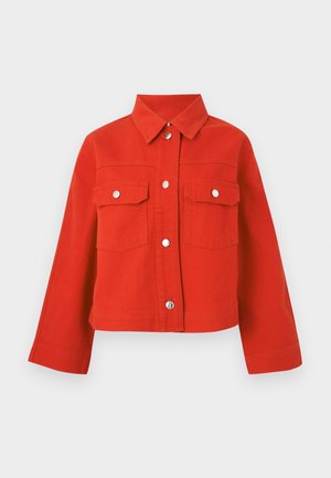 Veste boutonnée rouge vif à manches longues, col, et deux poches à rabat avec boutons sur la poitrine, sur un fond clair.