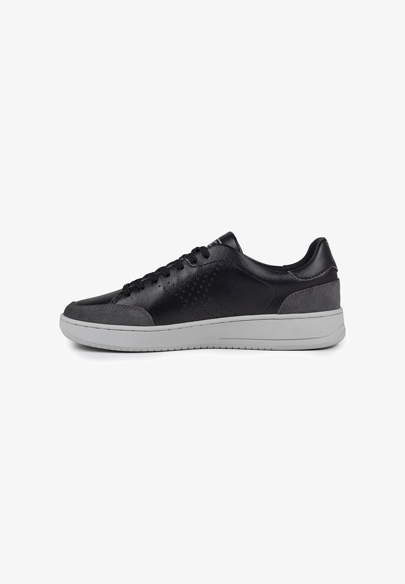 Scarpa da sport nera con tomaia in pelle liscia, accenti in suede grigio, dettagli perforati sui lati e suola in gomma bianca.