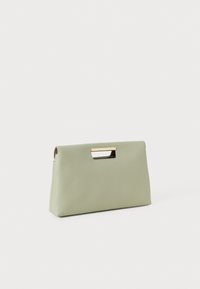 Bolsa de mão retangular em couro verde menta suave, com um puxador de metal dourado e um design elegante e minimalista. Textura suave.